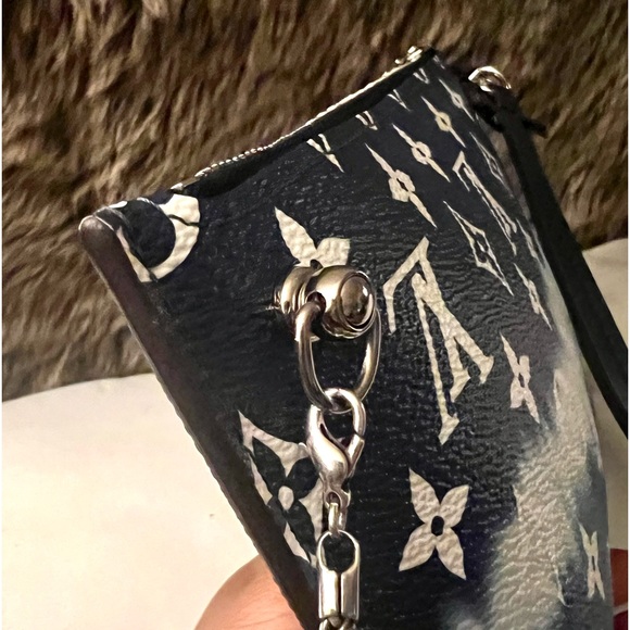 🔥SUPER SALE REDUCTION🔥✅PRICE FIRM✅ AUTHENTIC Louis Vuitton Blue Escale Wristlet - Picture 7 of 17